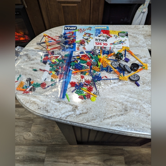 K'NEX lot. See pictures. Some are a small size. Idea booklets x 2. - Picture 2 of 6